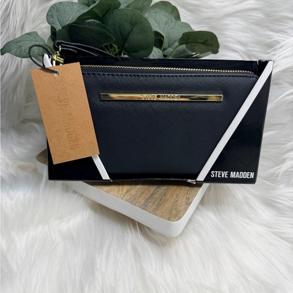 Steve Madden Handbags - NIB Steve Madden Black Wristlet/wallet/clutch